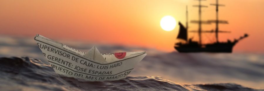 Représente une mer au coucher de soleil avec un navire en fond et au premier plan, un babeau en papier